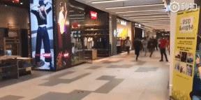 优衣库联名t恤疯抢事件,优衣库抢t恤