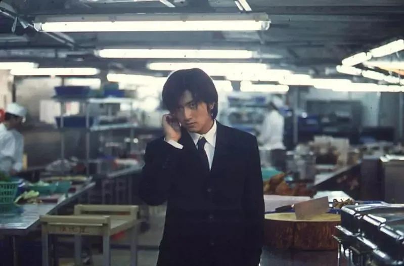 买二手衣服回家补、一张椅子用18年，这8位明星，有钱也没乱花