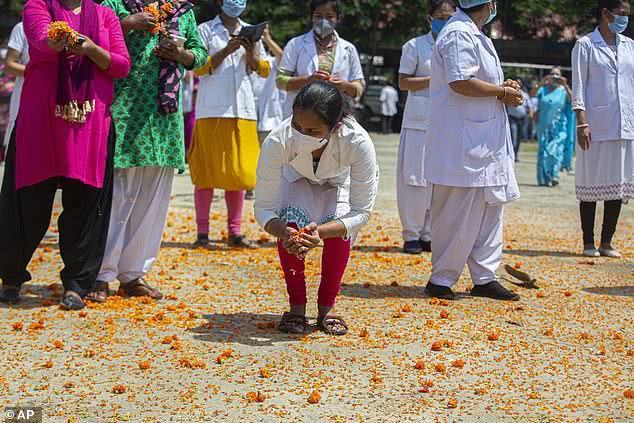 实拍印度直升机撒花向医护致敬 (印度海军向医生致敬)