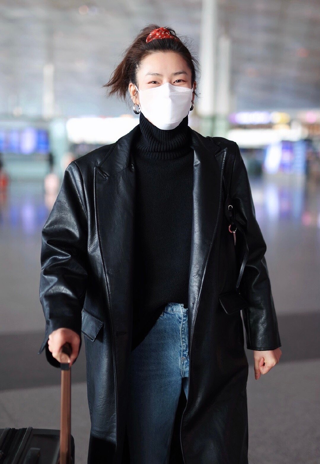 刘雯上身只穿一件皮衣,刘雯酒红色皮衣照片图片