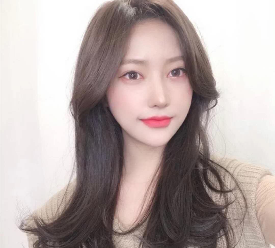 长脸自来卷适合什么好打理的发型,头发微卷脸型宽适合什么发型