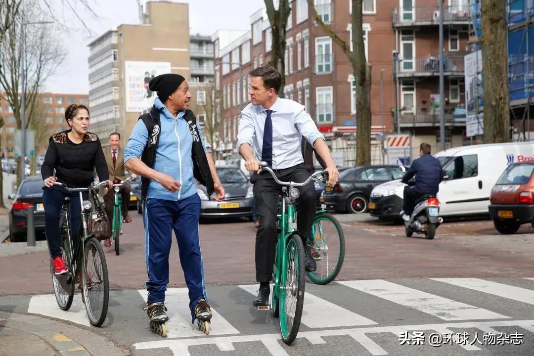 荷兰人囤*麻大**、抢厕纸，卫生部长心力交瘁晕倒后辞职，帅气亲民的首相急了！