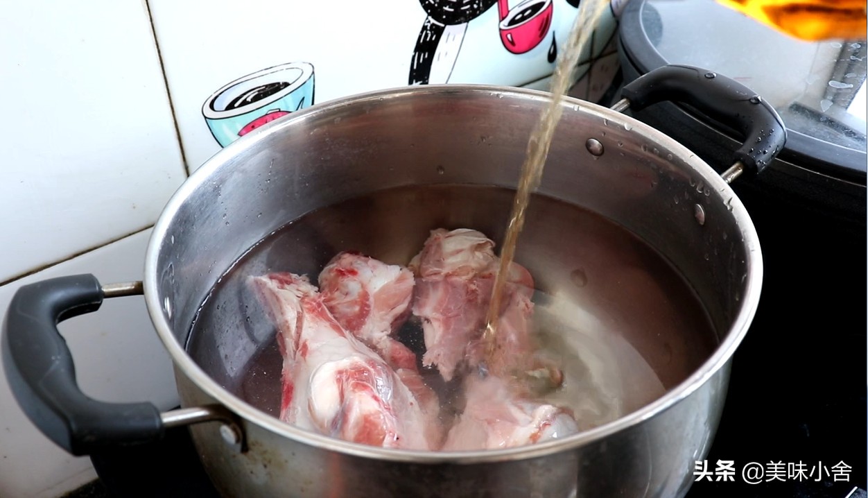 怎么熬大骨头汤好喝又营养,如何熬骨头汤才鲜美有营养