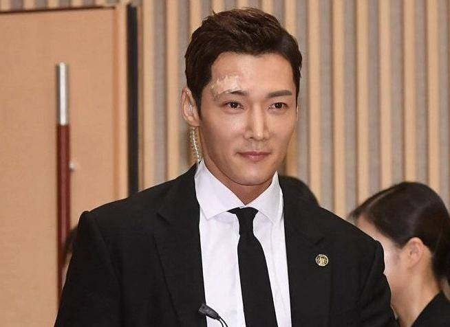 韩国男星评价崔振赫,崔振赫眼部受伤视频