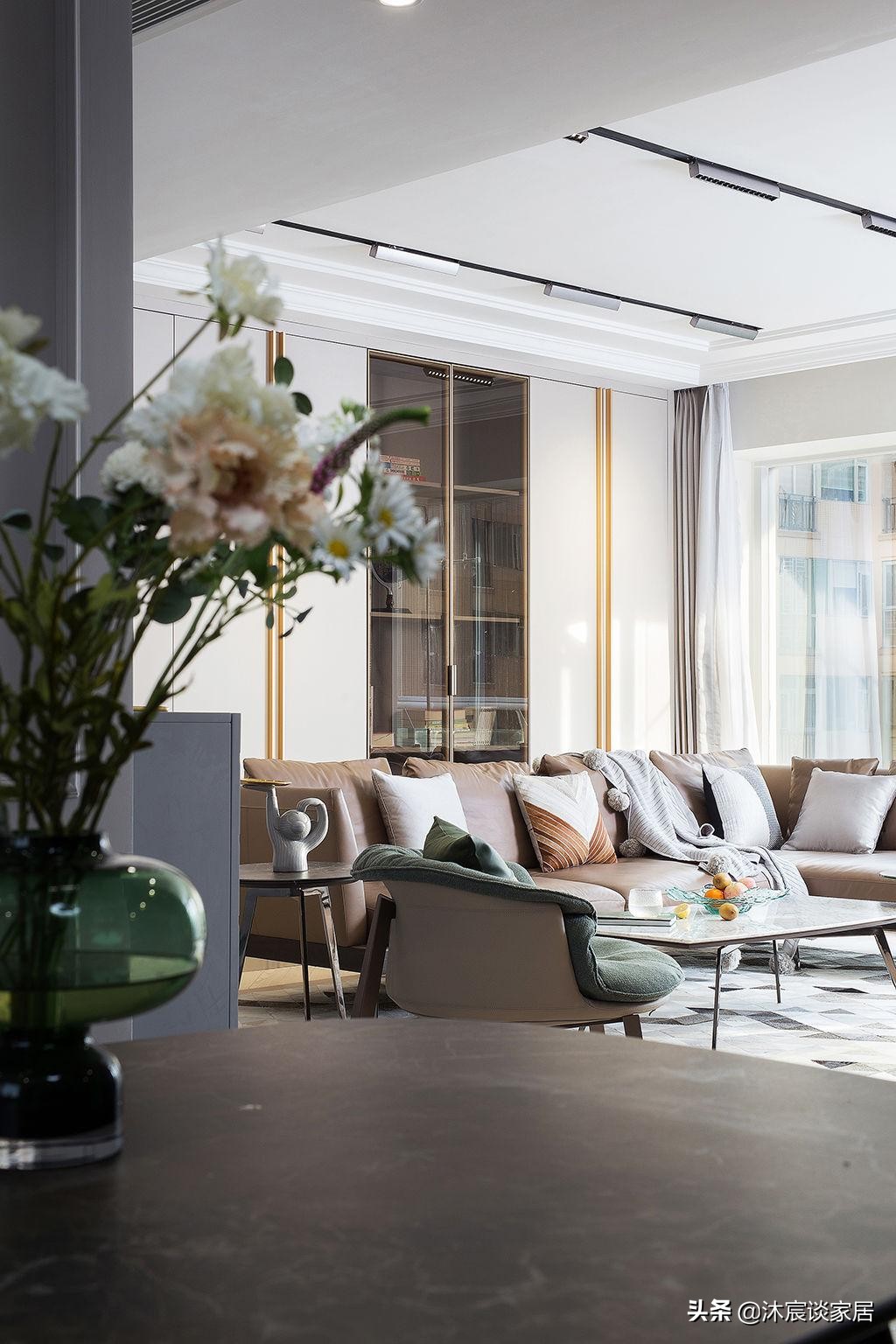 她将全屋吊顶拉平,衣柜采用“二八定律”,非常时尚大气,晒一晒