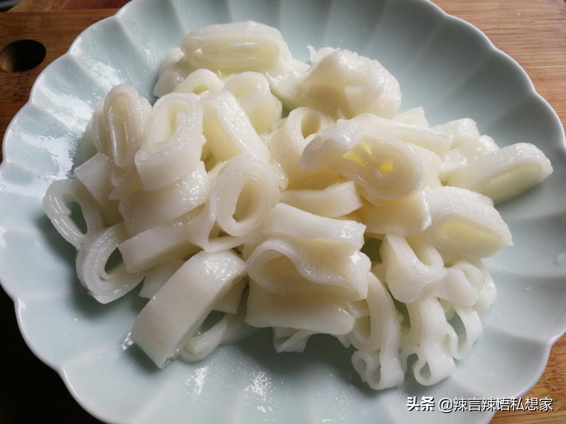 家常拌凉皮做法非常简单好吃,家庭拌凉皮做法