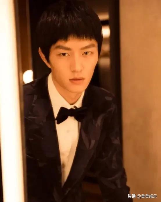 又一超模恋情曝光，和男模车内热吻，男方前女友个个是女神