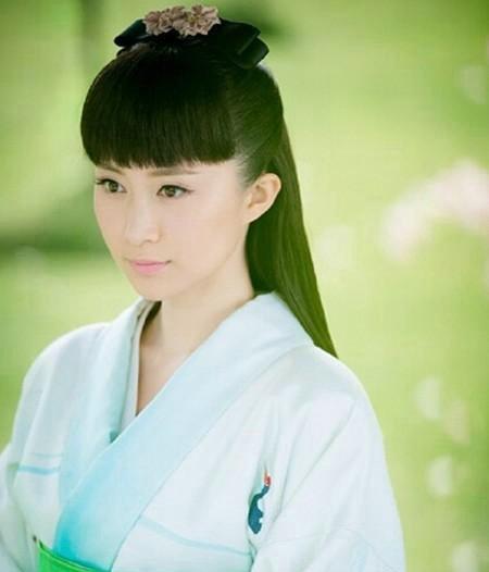 适合圆脸女生有刘海的发型,适合圆脸女生的发型刘海教程