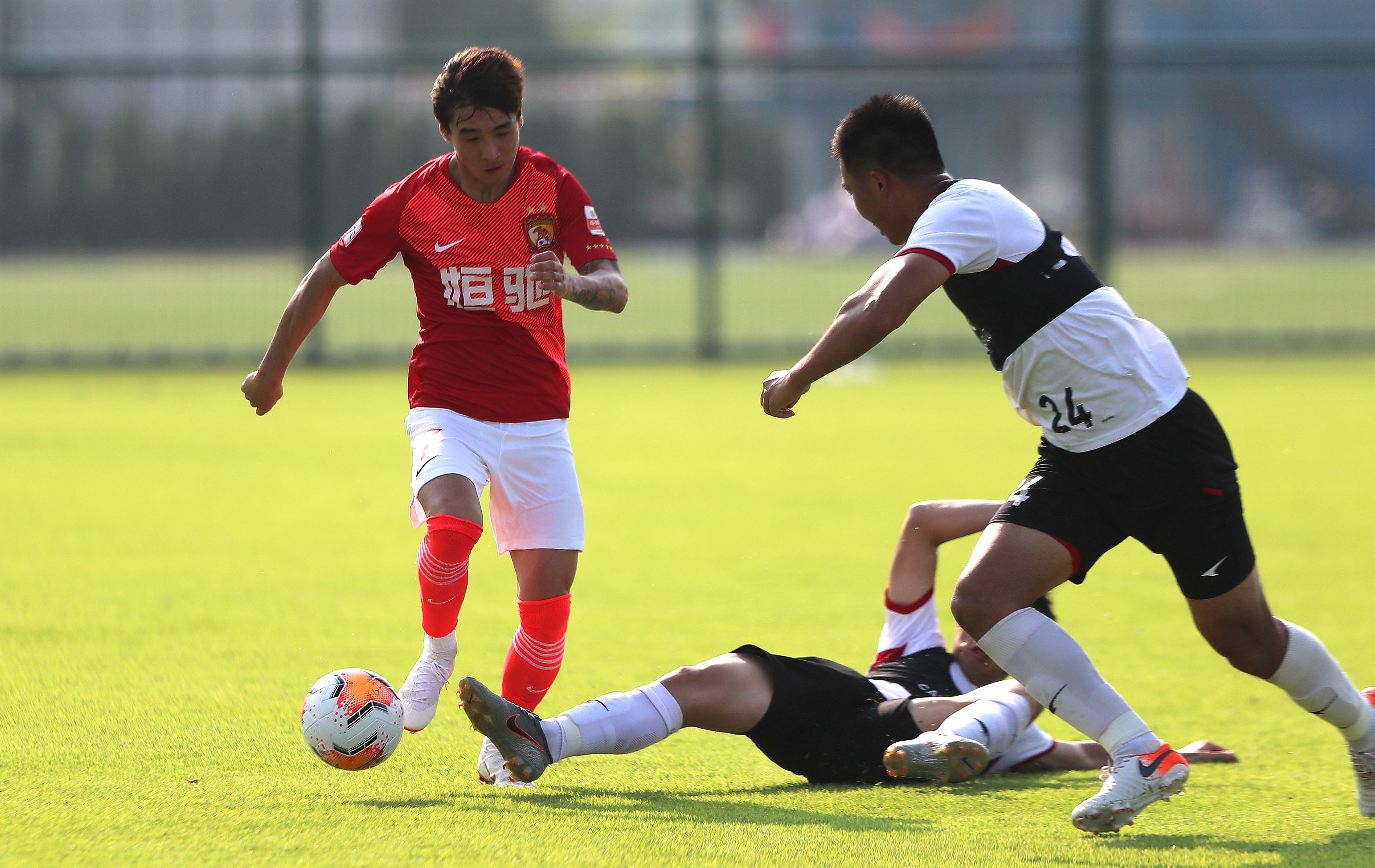 高拉特埃尔克森中国足球,广州恒大单刀挑艾克森