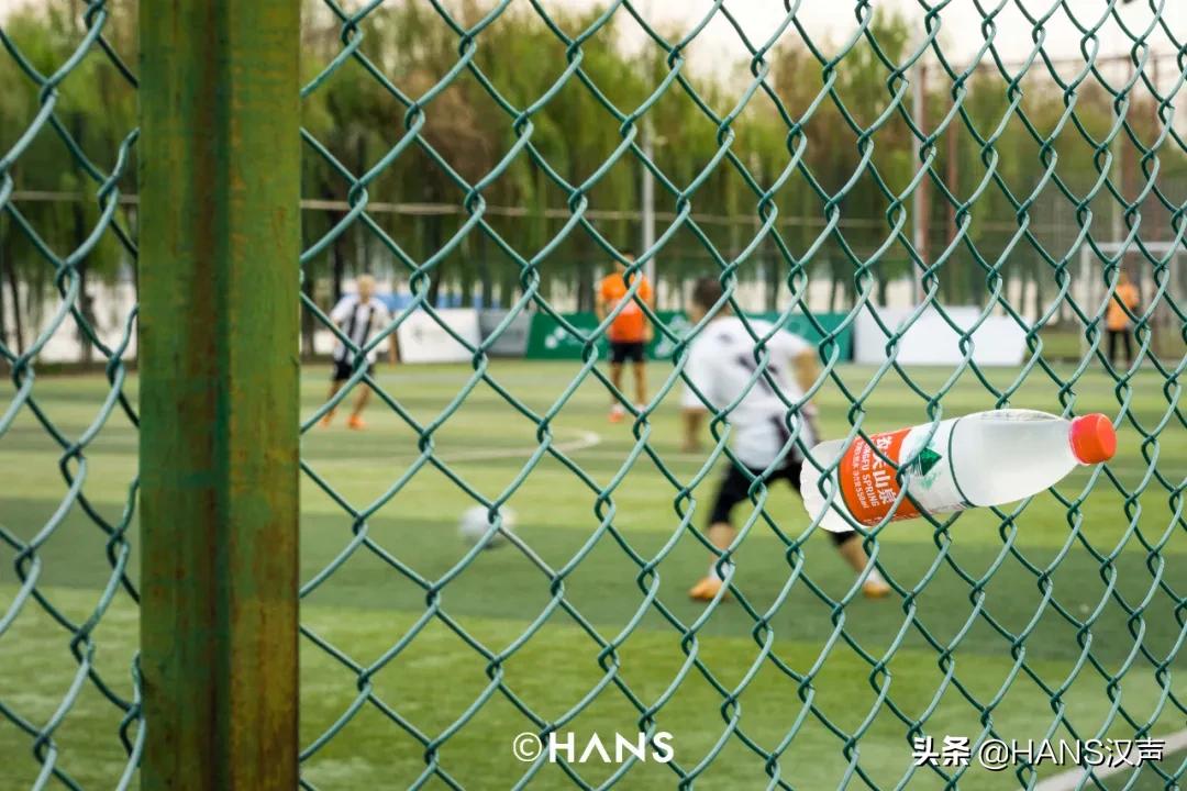 你在武汉球场边吼一嗓，就会认识一位带头大哥