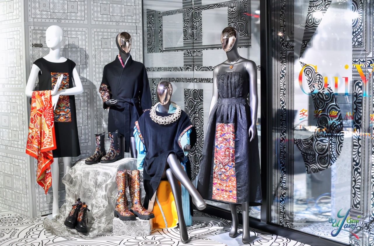 多彩进博会：老干妈走上时装周、苗绣碰撞爱马仕、贵银遇见…