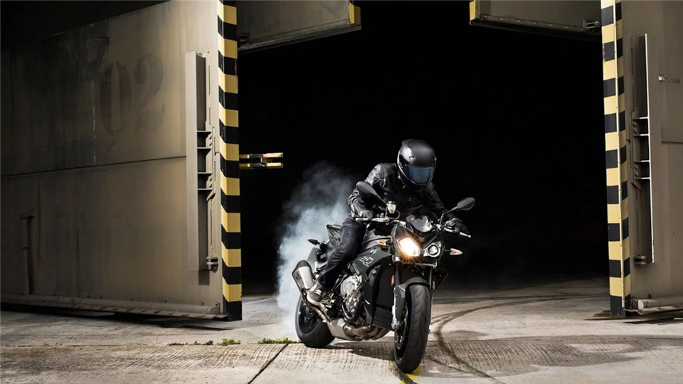 宝马最新s1000rr摩托车,宝马新款四缸街车s1000r谍照曝光