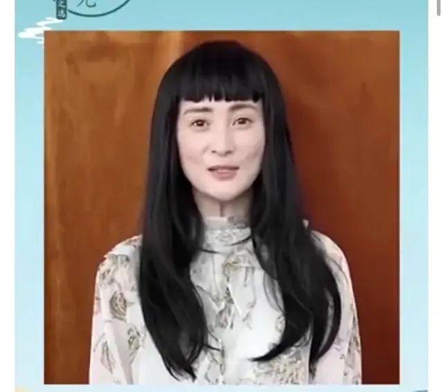 46岁蒋勤勤造型翻车皱纹尽显,44岁蒋勤勤素颜图片