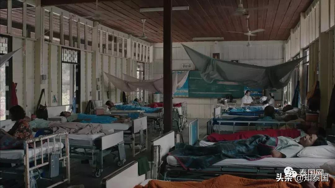 被士兵“上身”的年轻女巫，为何要去舔舐老女人伤痕累累的大腿？