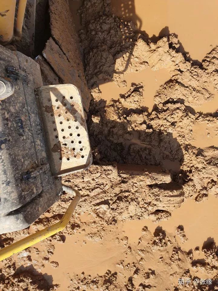 开挖掘机的一个月挣多少钱,开挖掘机月薪多少钱