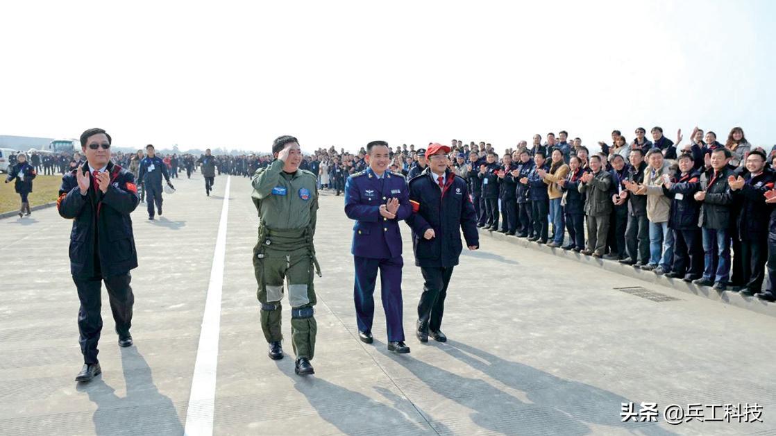 歼20飞行员具备什么样的资格,歼20战机飞行员