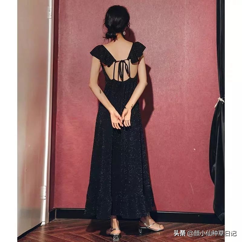 柳岩露出香肩,柳岩露锁骨