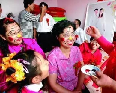 山东这个新郎这下火了,被人用胶带绑路灯杆上泼调料……就不能好好结个婚吗?