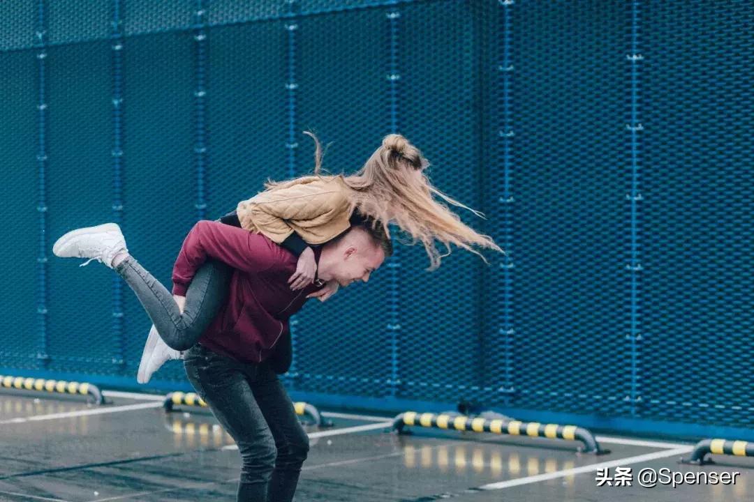 男人在深夜里偷看前任的朋友圈,如何戒掉窥探前任朋友圈