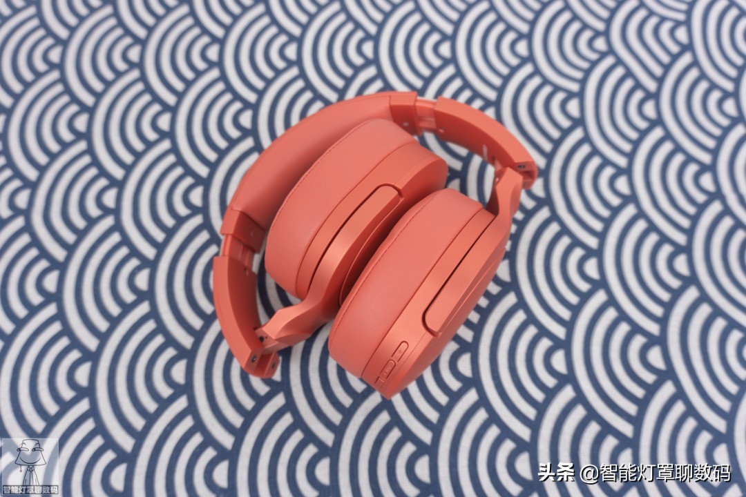 深圳小伙的快乐出租屋(上):千元1080P投影+头戴蓝牙耳机