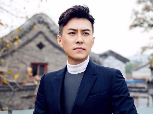 他曾是“职场男神”，娶“北电才女”李佳，今一家四口其乐融融