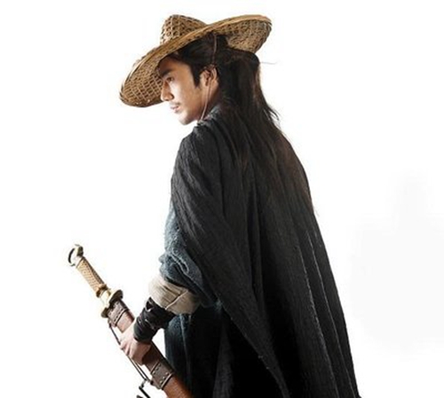 那股杀气如潮水般弥漫开来,两人微微一震,同时扭过脸去望向密林