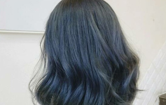 泡泡染发剂怎么更上色,泡泡染发剂浅色可以盖住深色吗