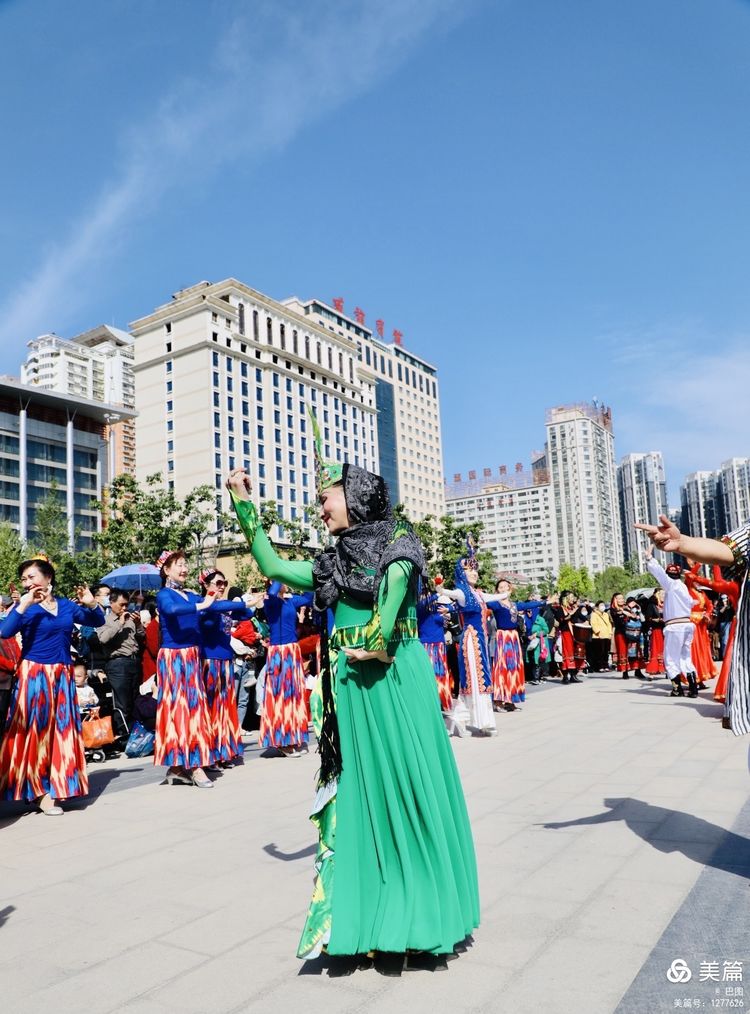 洛阳牡丹广场：*疆新**舞大联欢