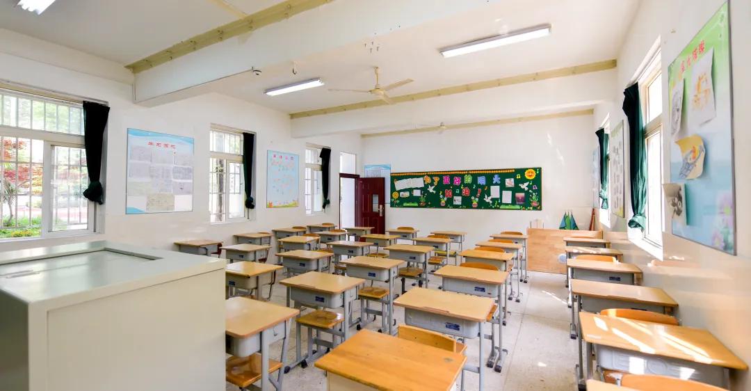 鍗椾含榧撴ゼ浜屽崄涔濅腑鑷磋繙涓,鍗椾含榧撴ゼ浜屽崄涔濅腑鑷磋繙鍒濅腑