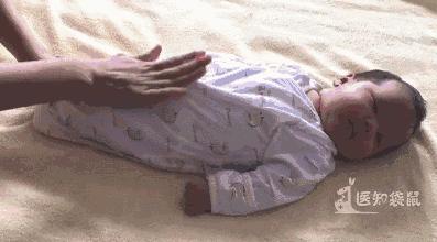 新生儿宝宝肚子胀气怎么做排气操,新生儿哭闹胀气排气妙招0-1个月