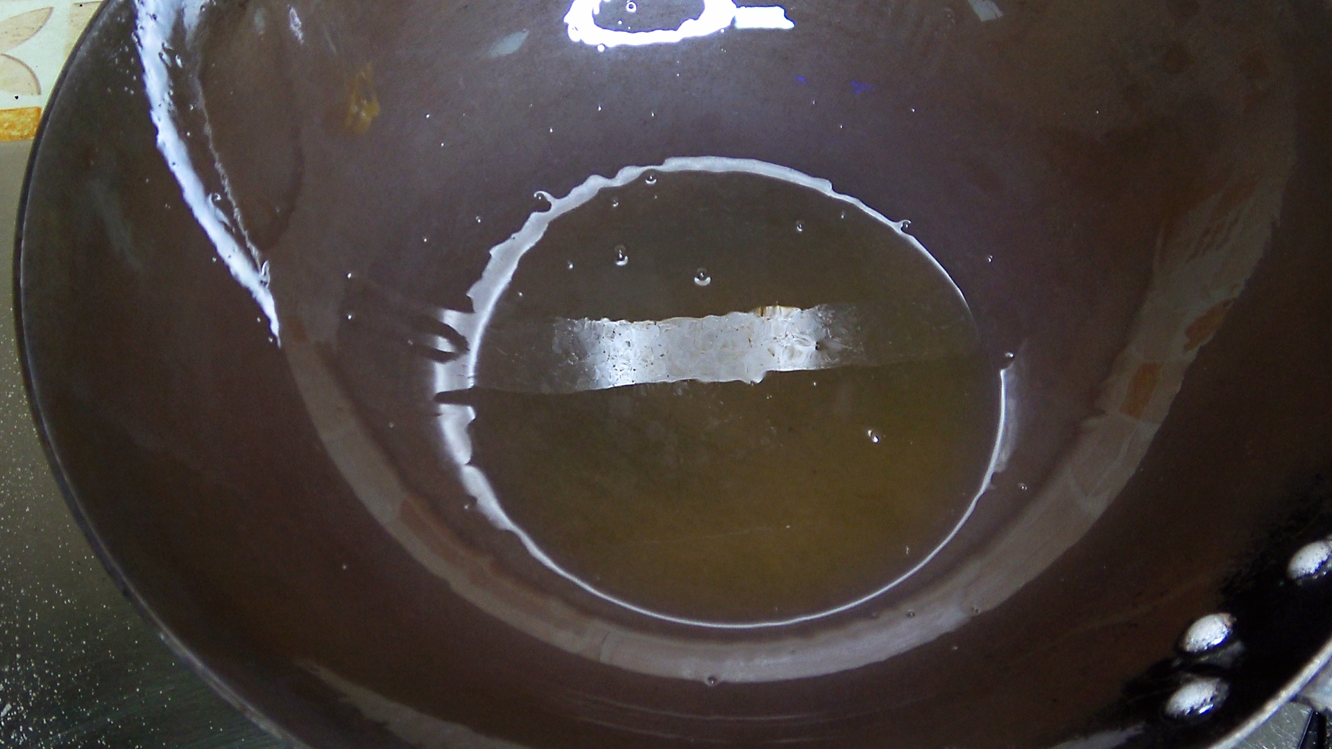 清洁铁锅锅底黑垢方式,清洗四孔锅具黑垢小妙招