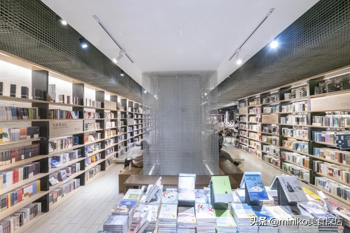 言几又成都IFS店三周年“光影书景”重塑未来空间