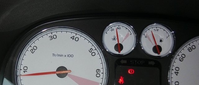 怠速情况下可以给车子电瓶充电吗,汽车行驶过程中怎么给电瓶充电