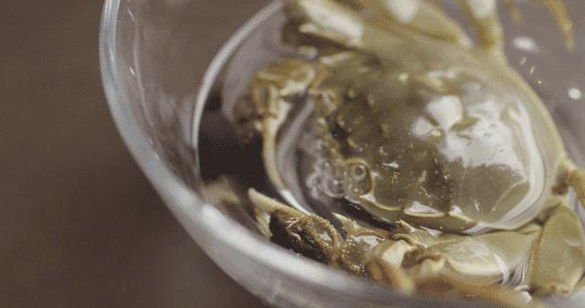 蒸蟹脚容易掉,海蟹蒸的时候黄漏了