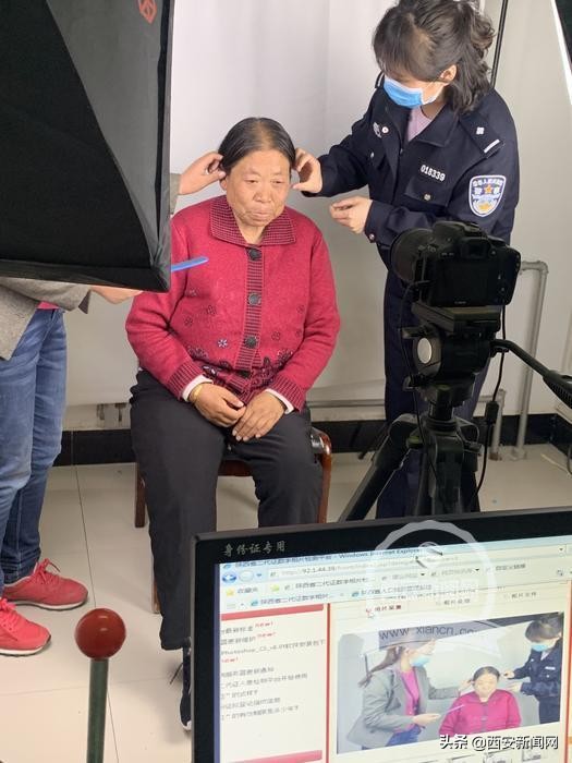 民警赶往医院为老人补办身份证,派出所上门为老人补身份证