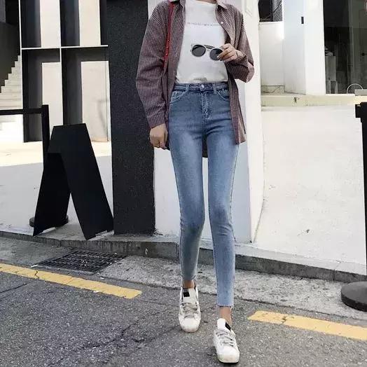 个性的小脚牛仔裤展现成熟的魅力,直筒牛仔裤要怎么穿搭才好看呢