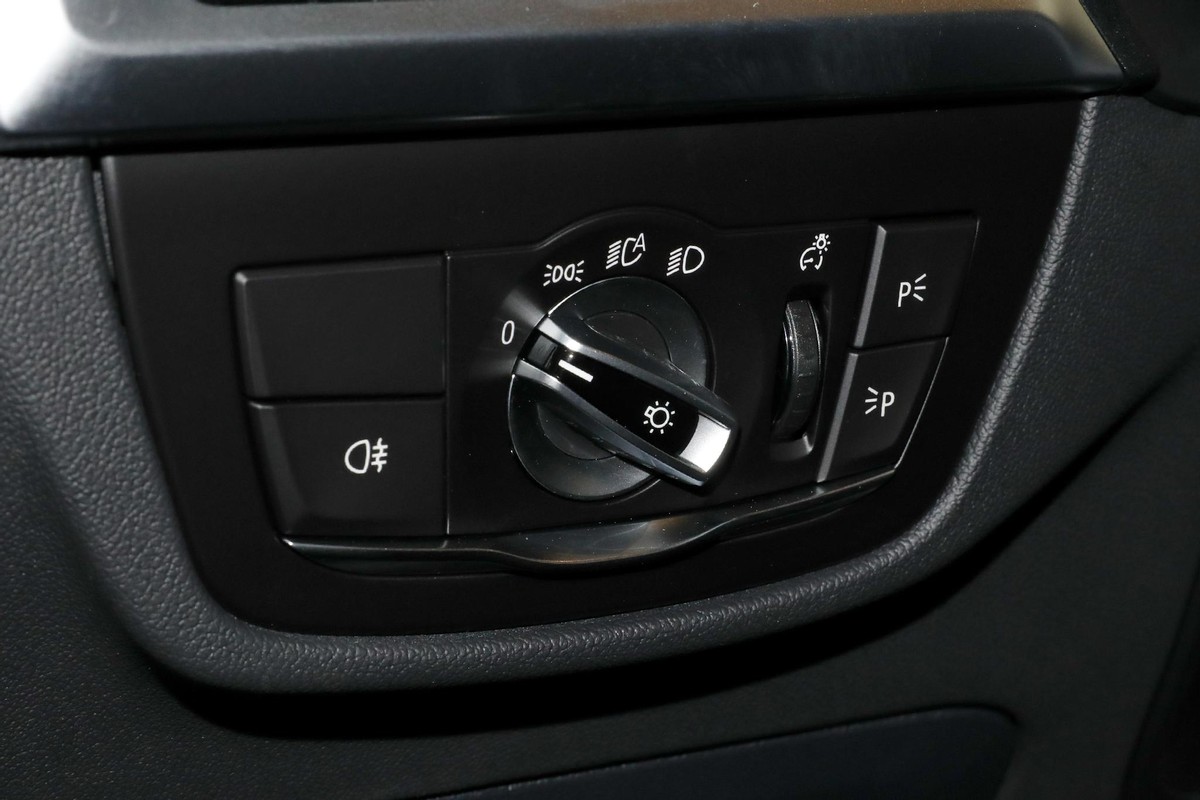 宝马x3灯光熄火后还亮怎么关,宝马x3关闭状态下大灯还是亮着