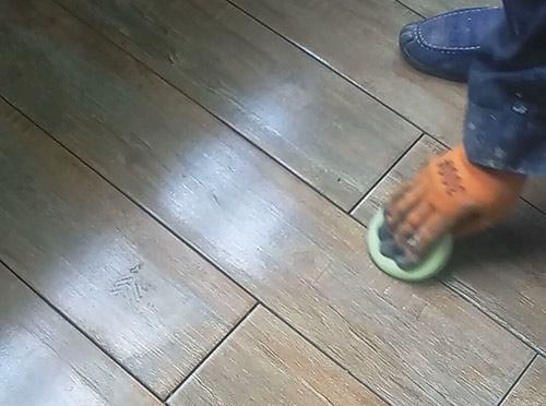 装修要注意了,瓷木地板流行这样处理缝隙,美观省钱又实用!