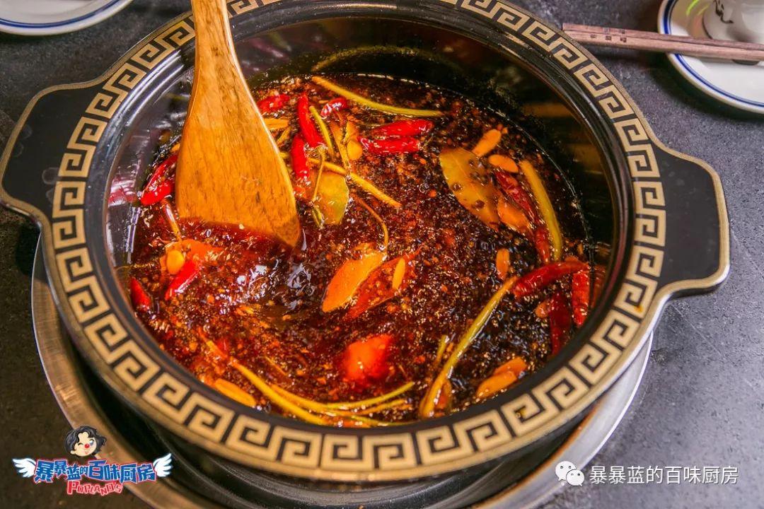 当成都老板爱上沈阳老雪,他开的串串香店锅底都有1瓶大绿棒