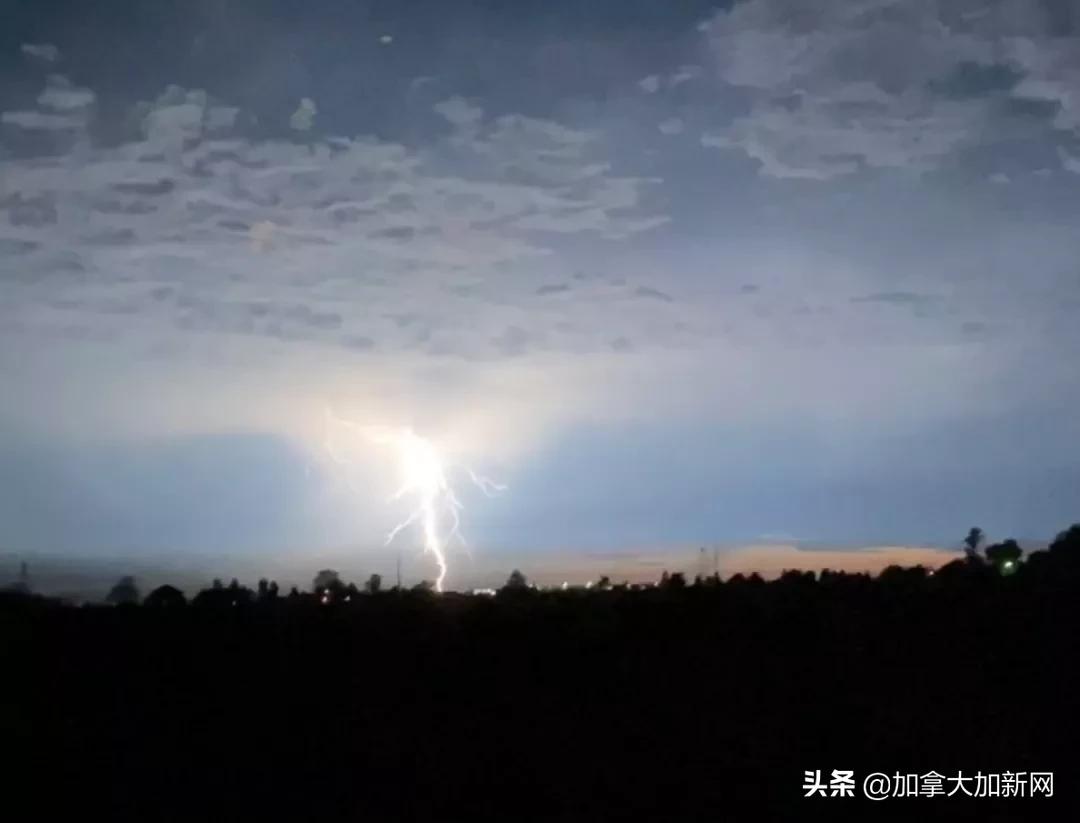 温哥华现最美晚霞+闪电温村秒变梦幻魔法城