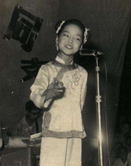 邓丽君一人一首成名,邓丽君年轻时唱歌