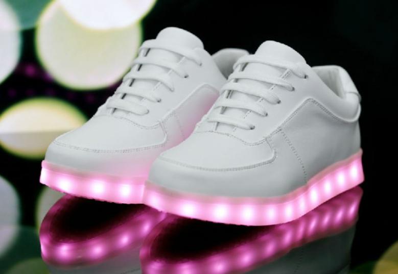 给小孩买鞋子要买大一码吗,给孩子买鞋子是大点好还是刚刚好