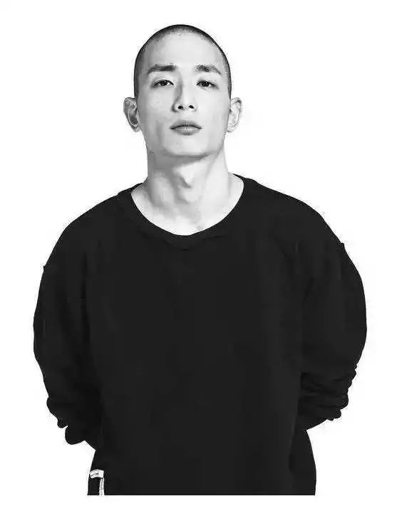 头发很硬两侧总是翘起怎么剪,头发很硬两侧总是翘起