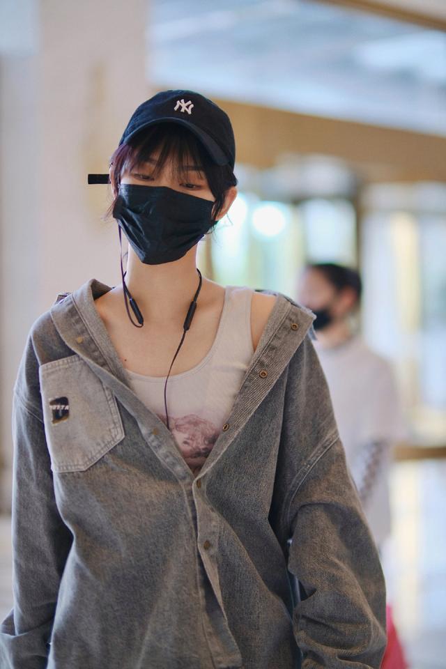 曾可妮超模写真,曾可妮机场穿搭蓝色上衣短裤