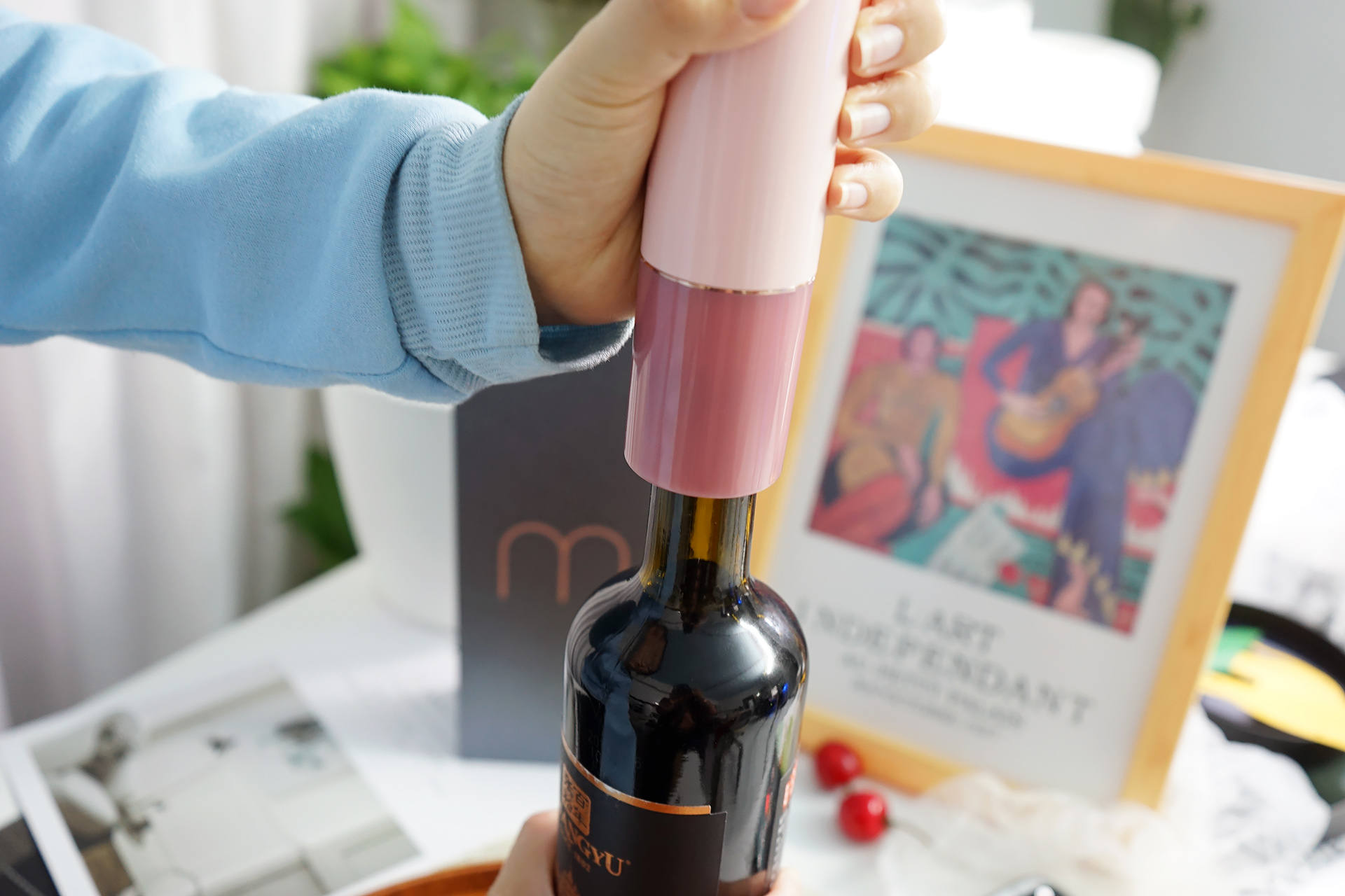 红酒自动开瓶器演示,开红酒神器开瓶器