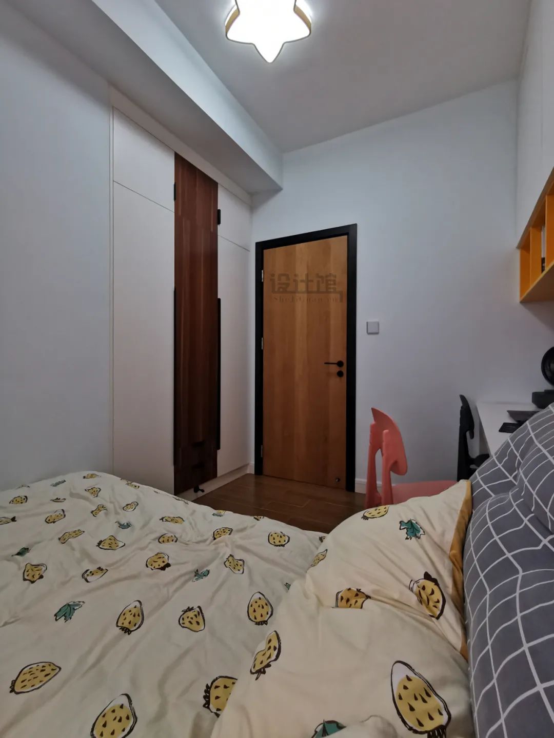 床在中间怎样布置自己的房间,房间床位怎么布置