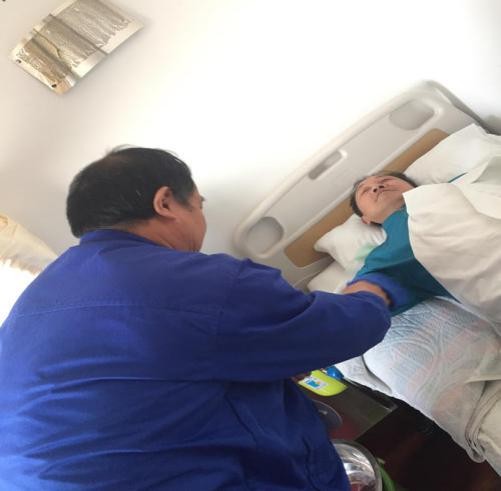 给老人在床上擦浴，这些细节很重要