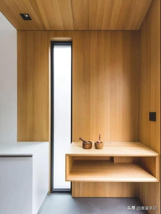 她在别墅外墙搭了个“黑盒子”，从而多出了间阳台和厨房！太聪明