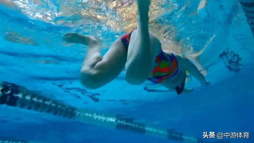 中游体育：蛙泳的翻脚动作是如何把你的膝盖练废的