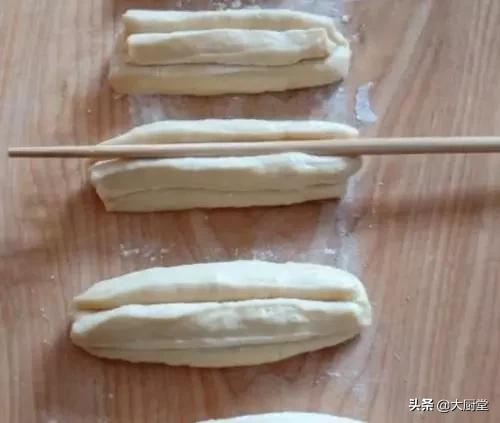 面粉怎么做油条不用鸡蛋和酵母粉,一碗面一个鸡蛋教你在家做油条